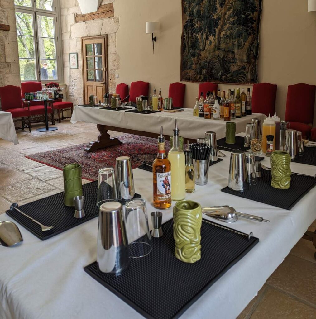 Découvrez comment un Atelier Mixologie peut transformer votre expérience de Team-Building dans la région d'Annecy, Aix-les-Bains, Chambéry, Valence, Lyon, Grenoble et en Auvergne-Rhône-Alpes