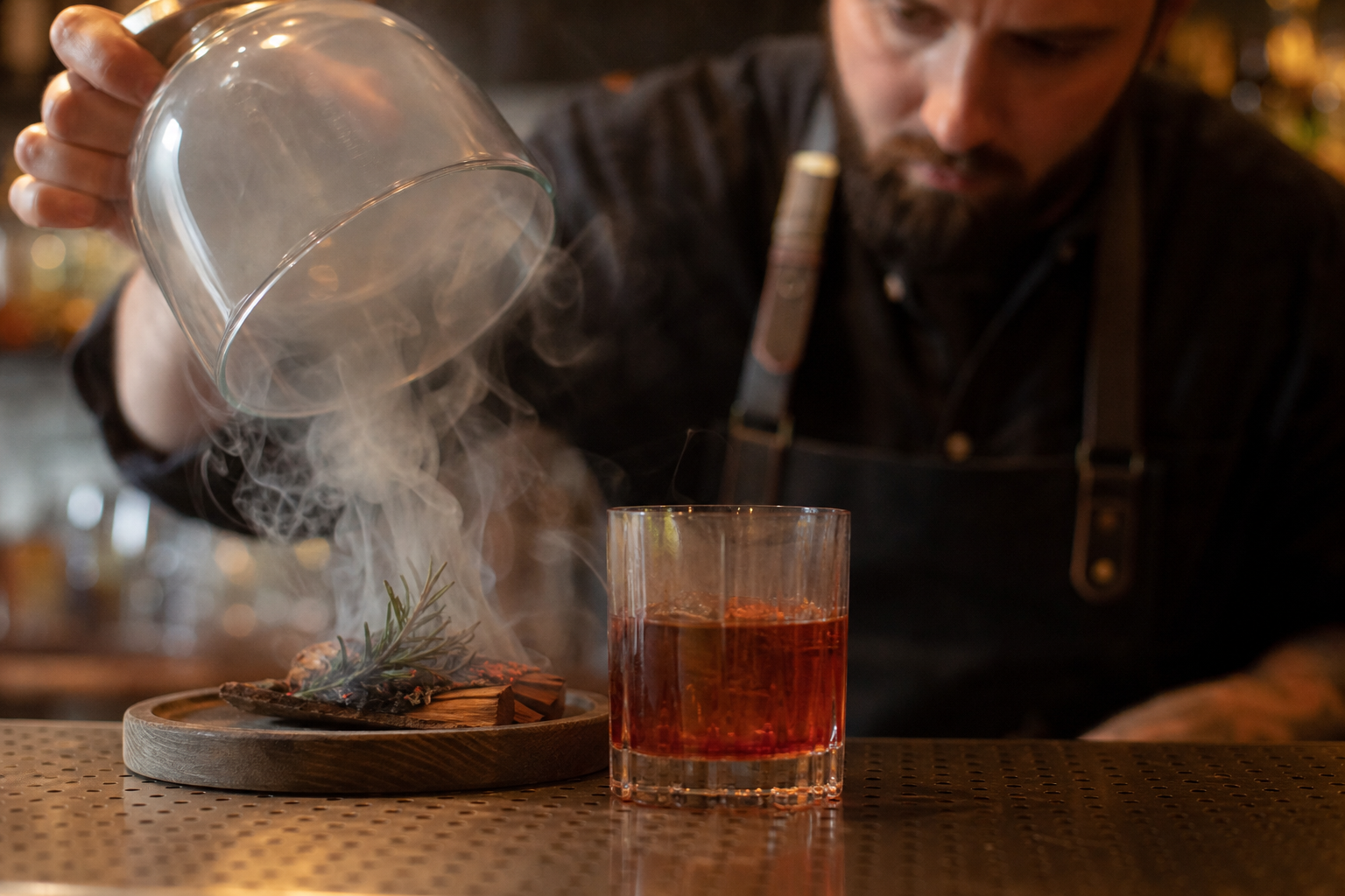 Barman préparant un cocktail fumé au romarin dans un bar à cocktails moderne